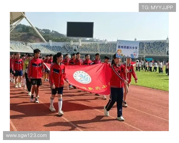帅气足球明星激情献唱国歌展现爱国情怀与运动精神